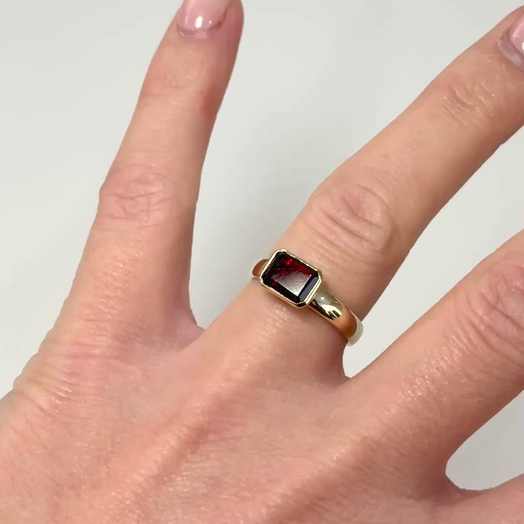 Ring Granat Bauhausstil DBG