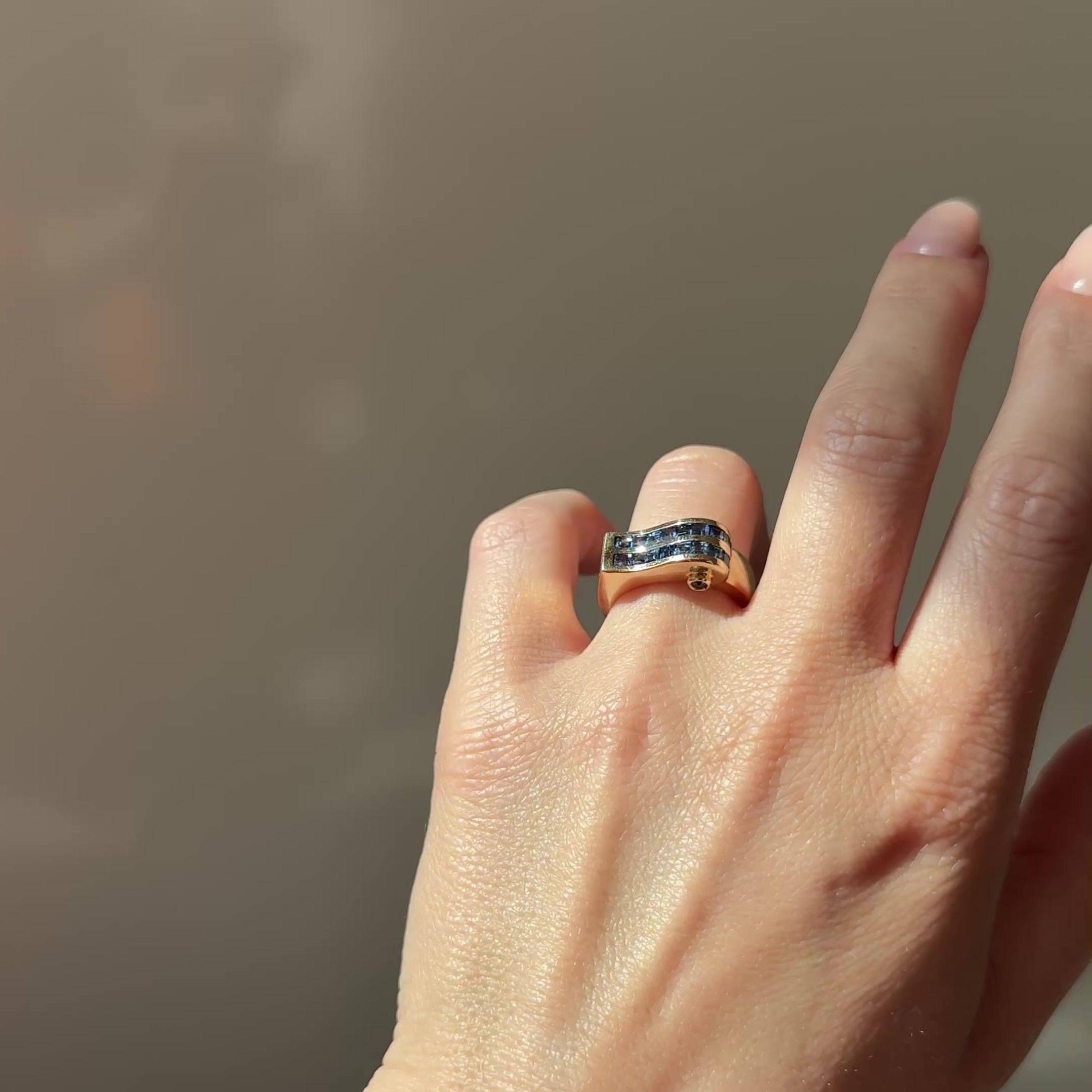 Ceylon-Saphire Ring "Wavefy" - Designed by gluecksgriff