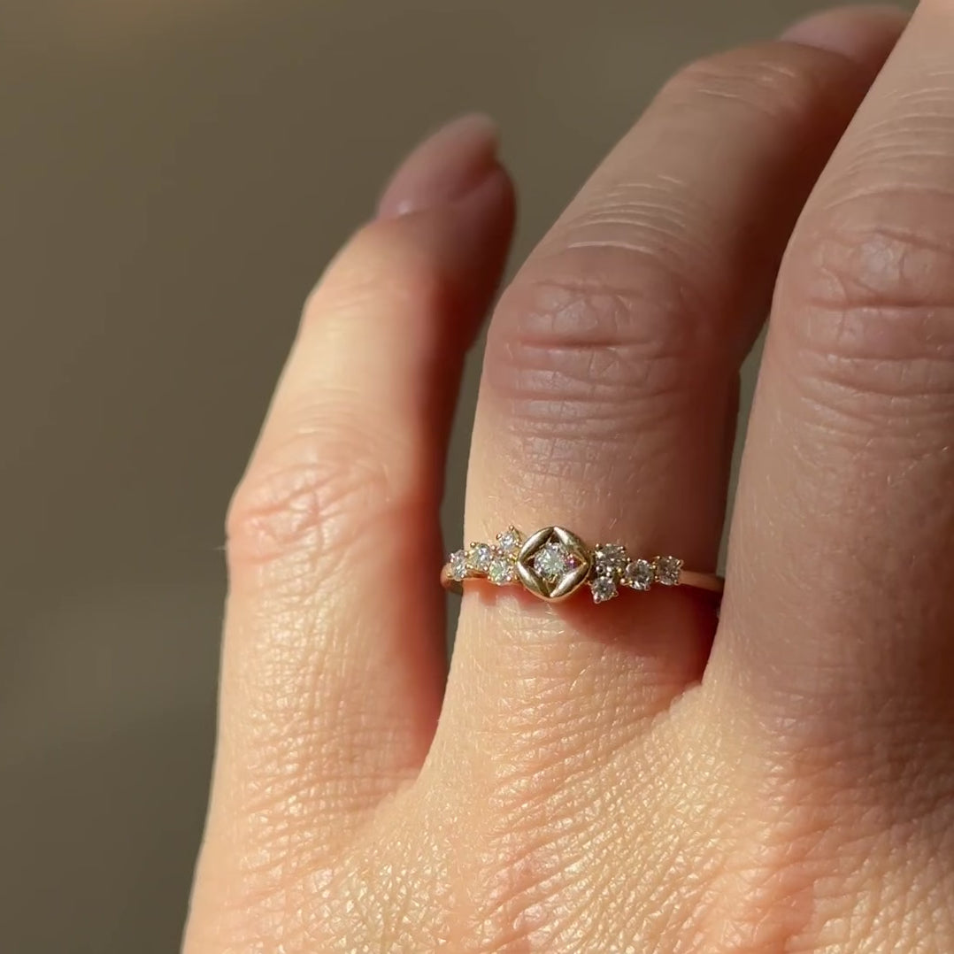 Ring mit besonderer Blumenfassung