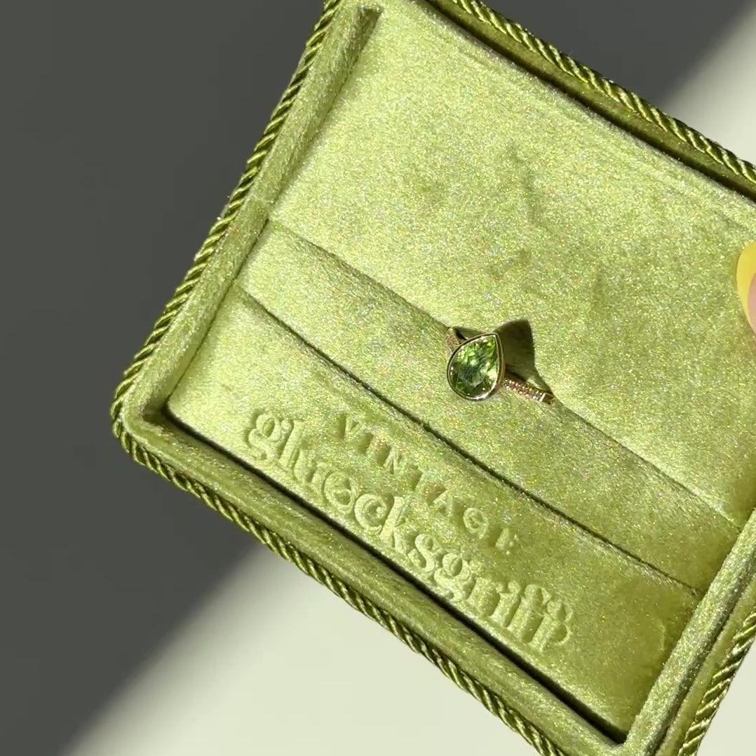 Ring Zargenfassung Peridot und Brillanten