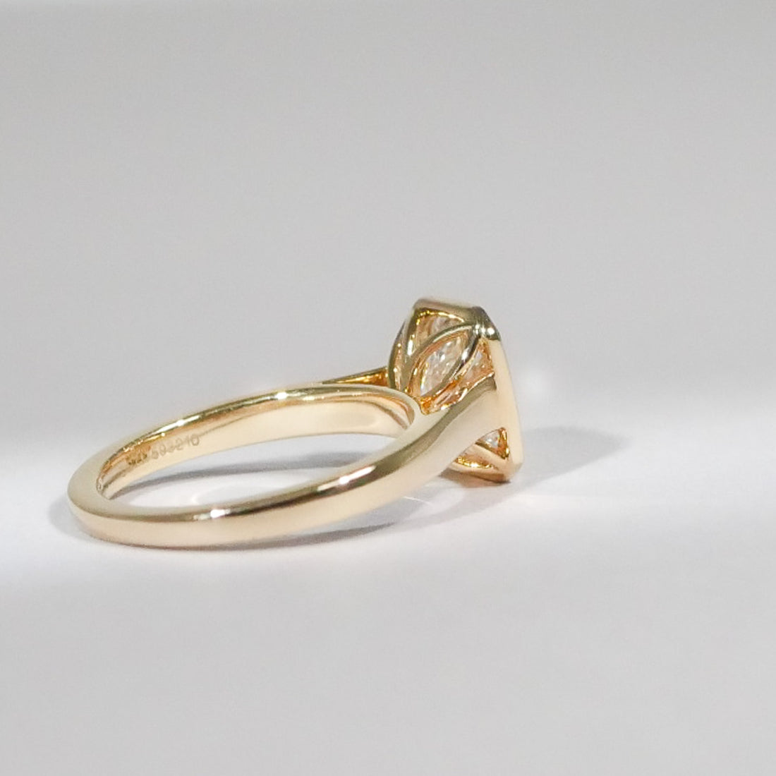 Elongated Cushion Cut Diamant Ring 18KT