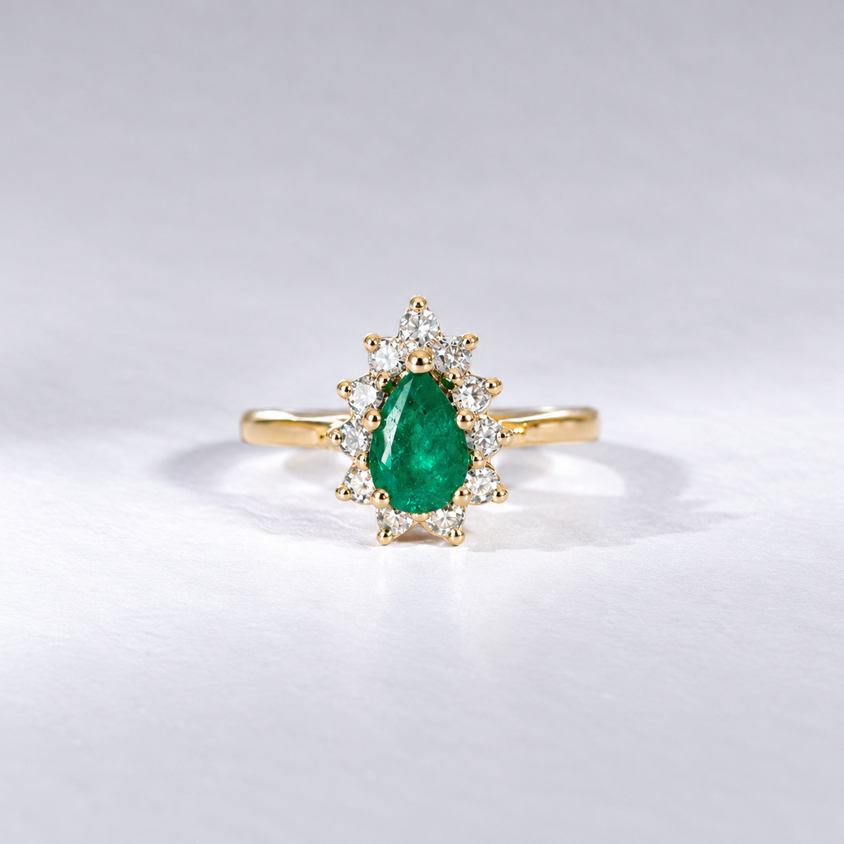 Vintage Smaragd-Ring in Tropfenform mit Diamant-Halo | 375 Gelbgold, 9 KT