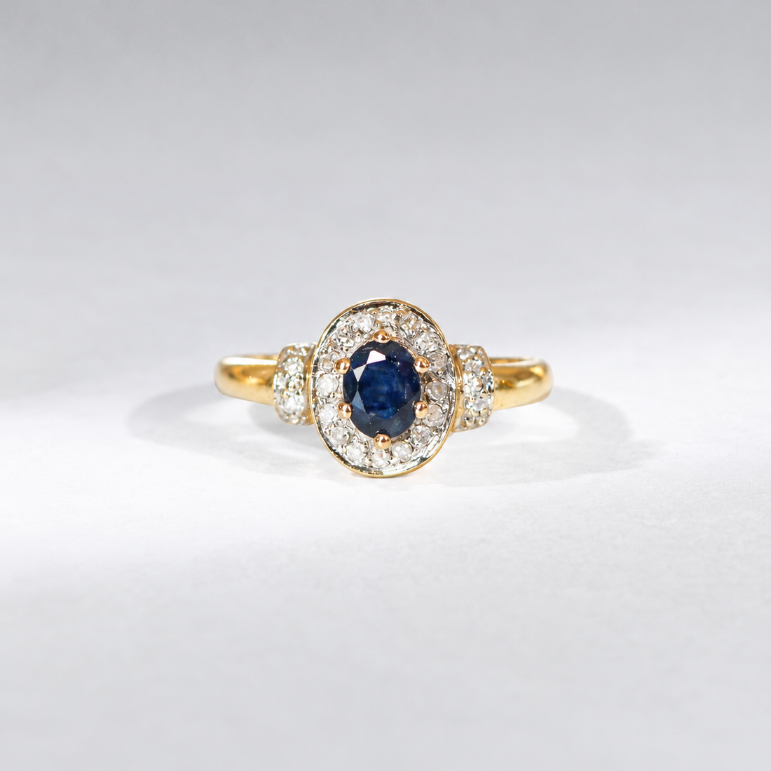 Vintage Saphir-Ring mit Diamant-Halo | Oval, 375 Gelbgold, 9 KT