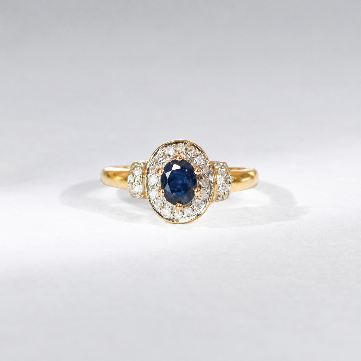 Vintage Saphir-Ring mit Diamant-Halo | Oval, 375 Gelbgold, 9 KT
