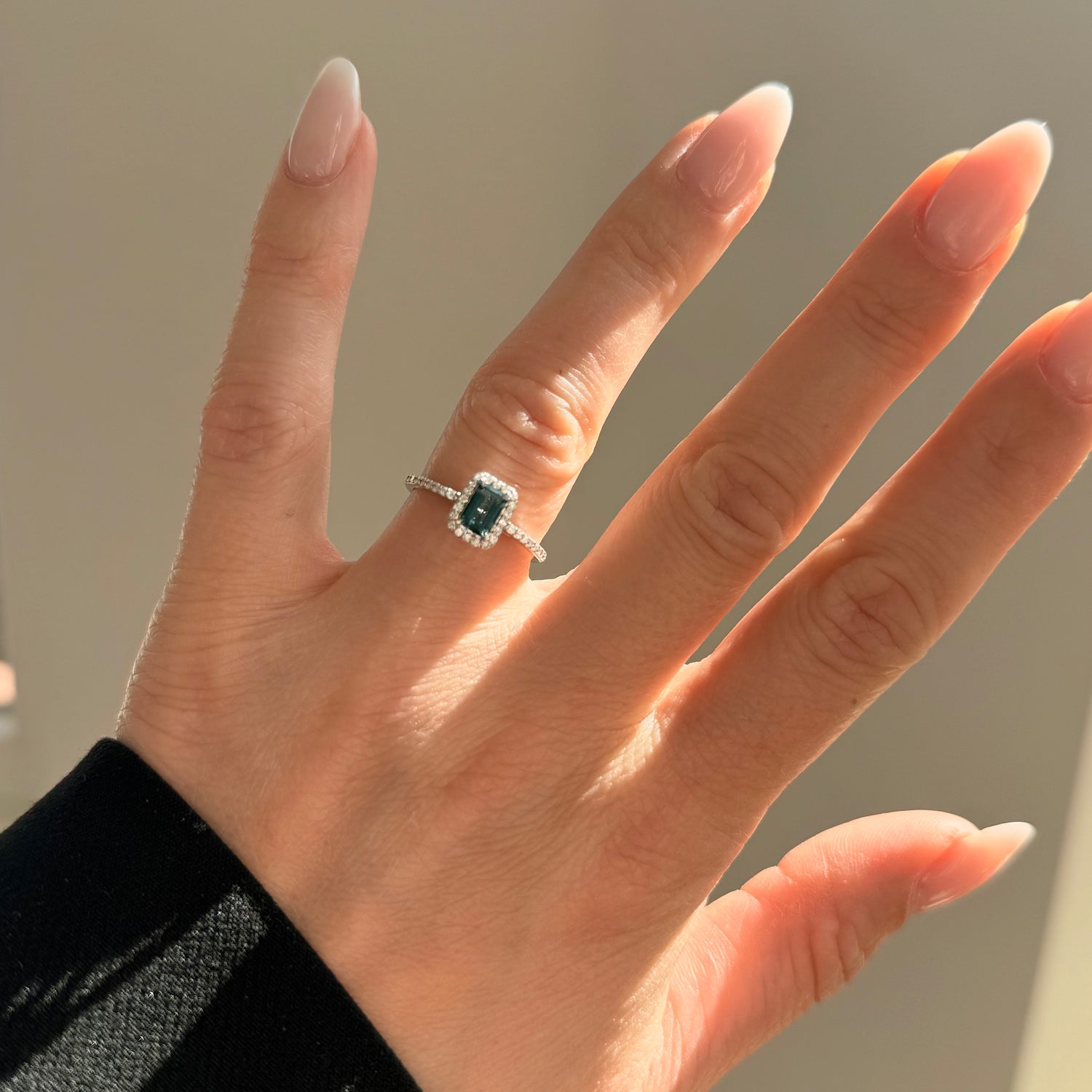 Halo Ring aus Weißgold mit London Blue Topas und Brillanten