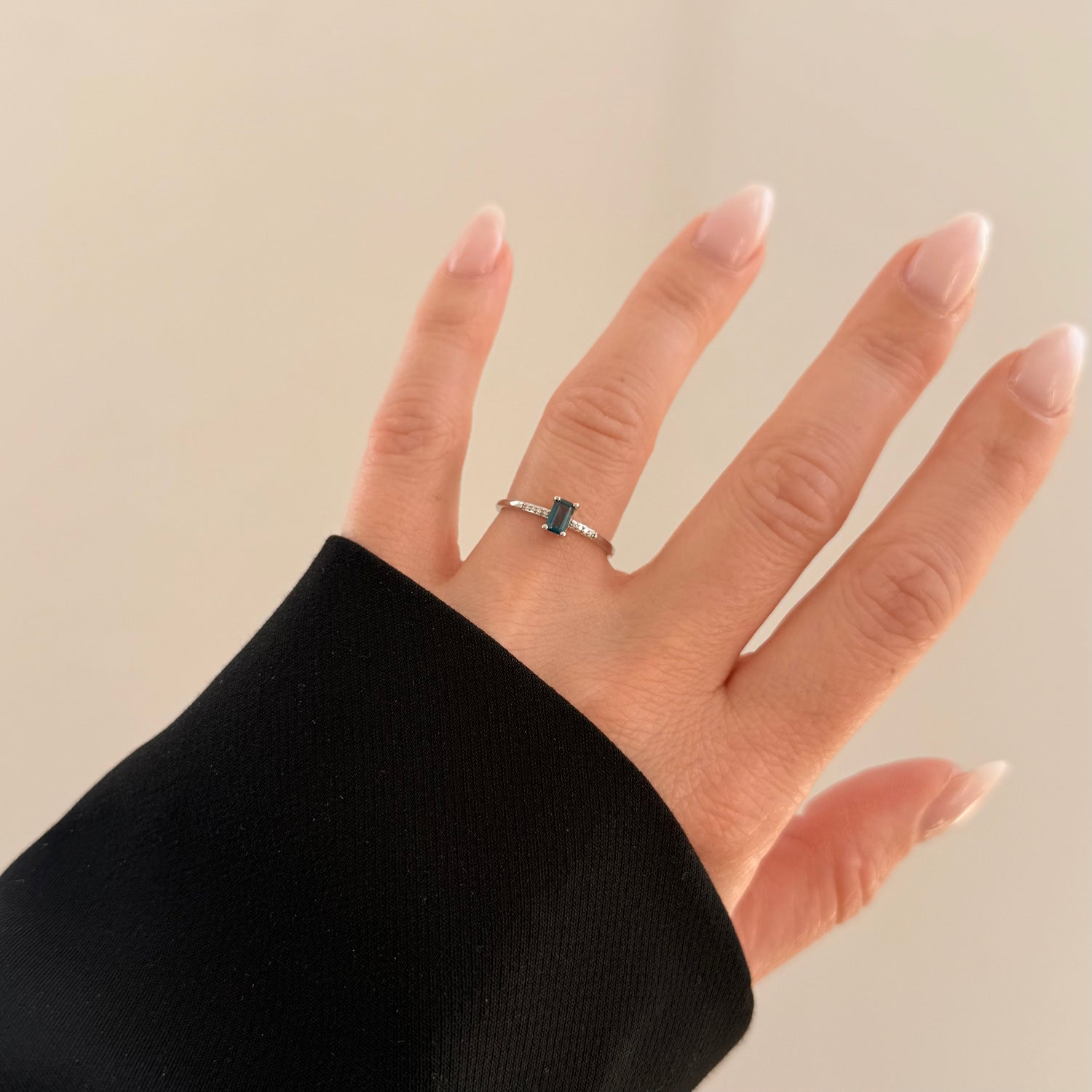 Ring aus Weißgold mit London Blue Topas und Brillanten