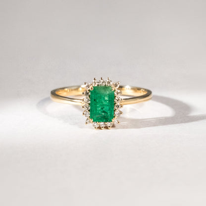 Halo Ring aus 18 Karat Gelbgold mit Smaragd, 18 Diamanten