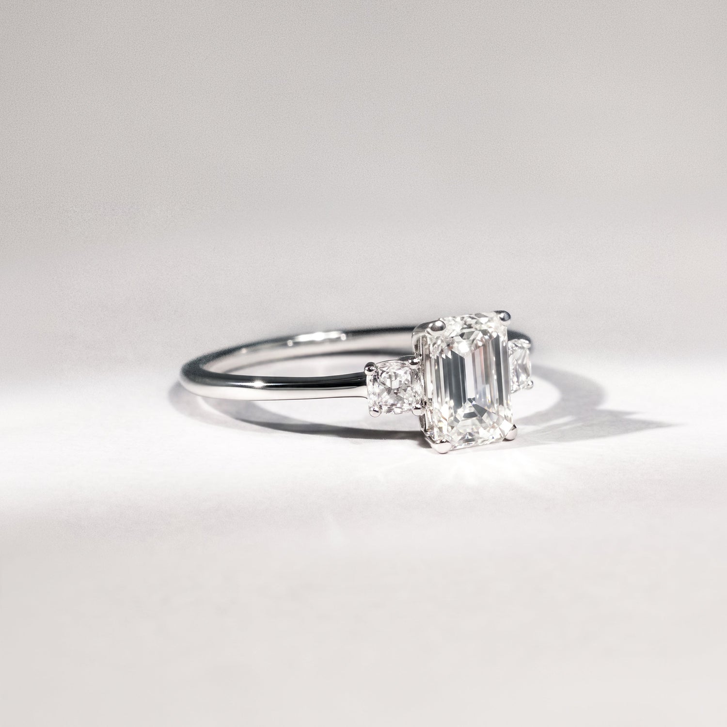 Diamantring Emeraldcut aus 14 Karat Weißgold mit 1,02 ct Diamant