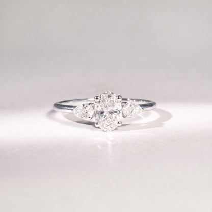 Diamantring aus 14 Karat Weißgold mit ovalem Diamant &amp; Tropfen