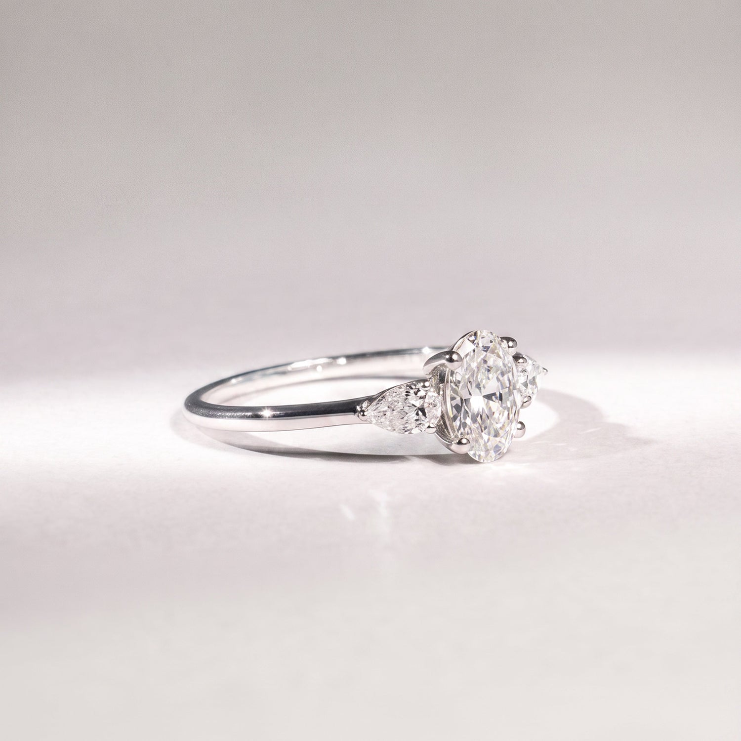 Diamantring aus 14 Karat Weißgold mit ovalem Diamant &amp; Tropfen