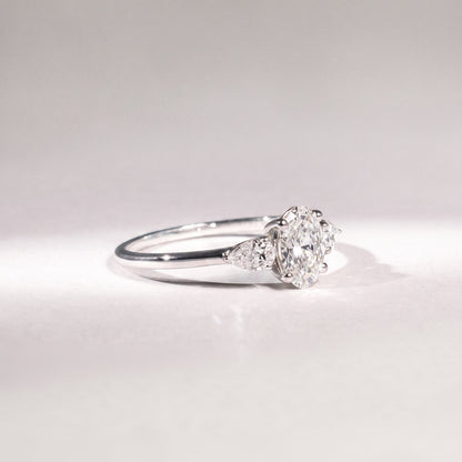 Diamantring aus 14 Karat Weißgold mit ovalem Diamant &amp; Tropfen