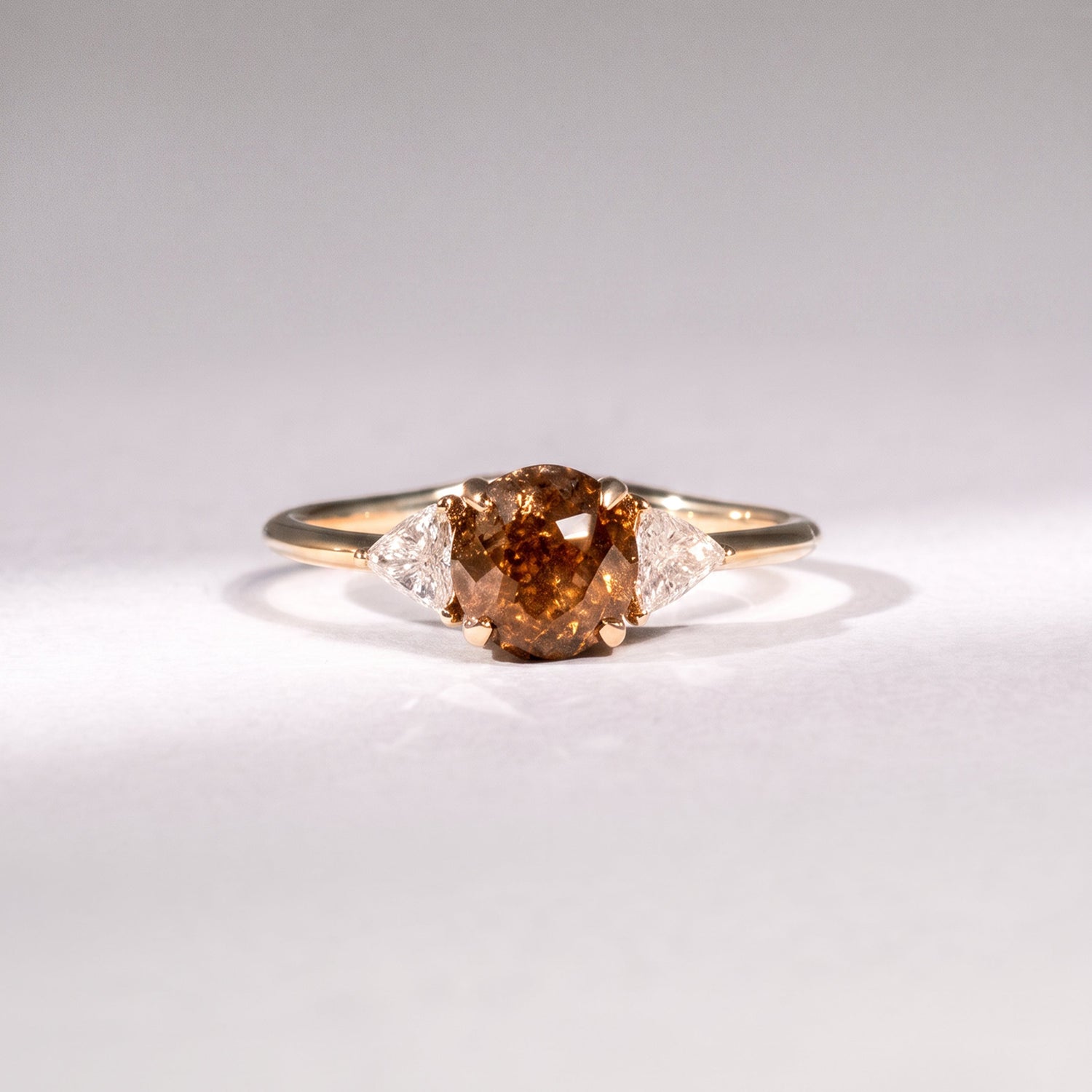 Diamantring aus 18 Karat Gelbgold mit braunem Diamant und Trilliant-Diamanten