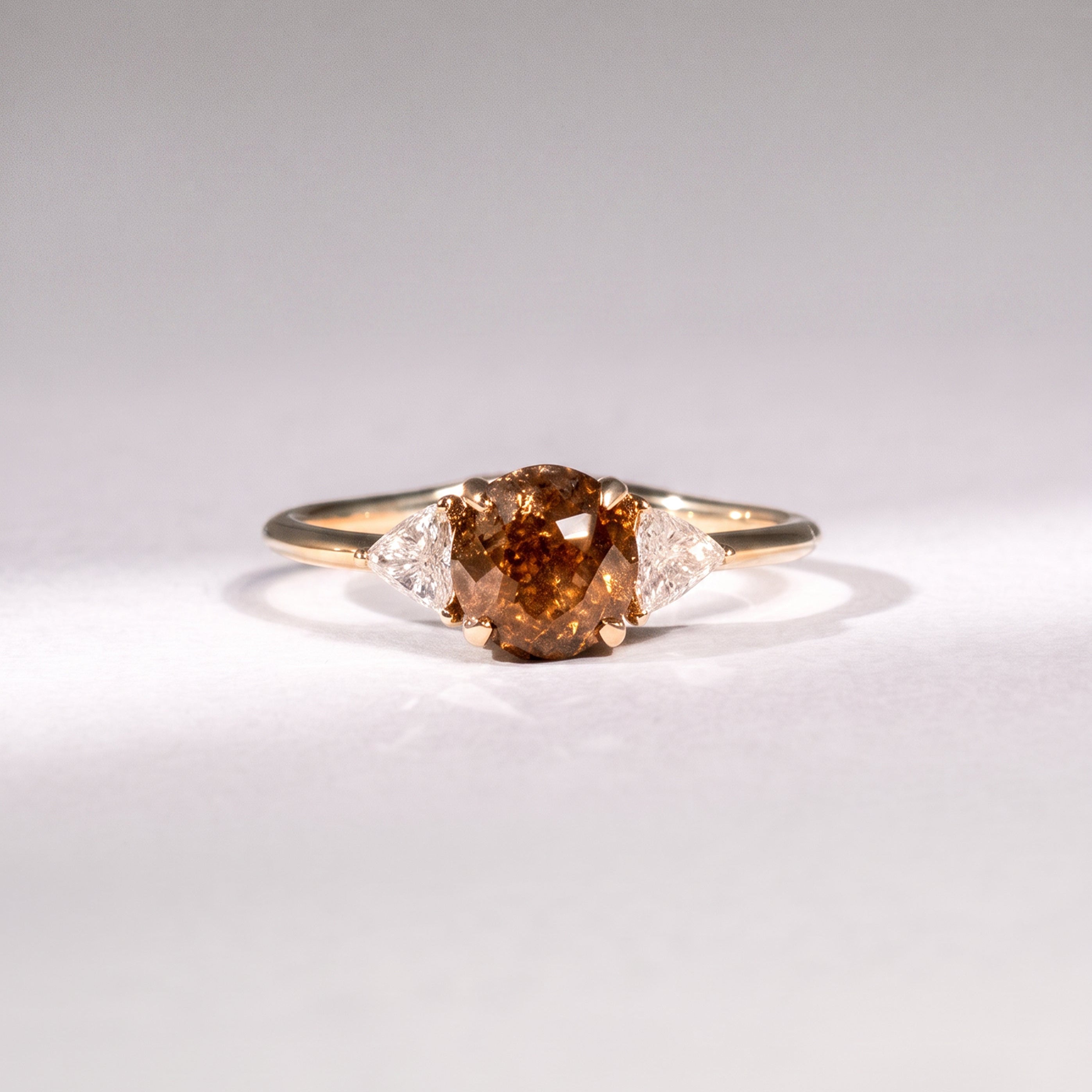 Diamantring aus 18 Karat Gelbgold mit braunem Diamant und Trilliant-Diamanten