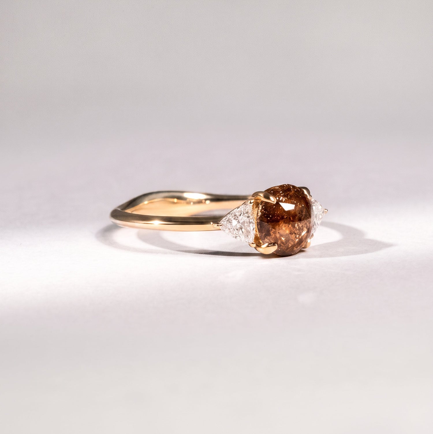 Diamantring aus 18 Karat Gelbgold mit braunem Diamant und Trilliant-Diamanten