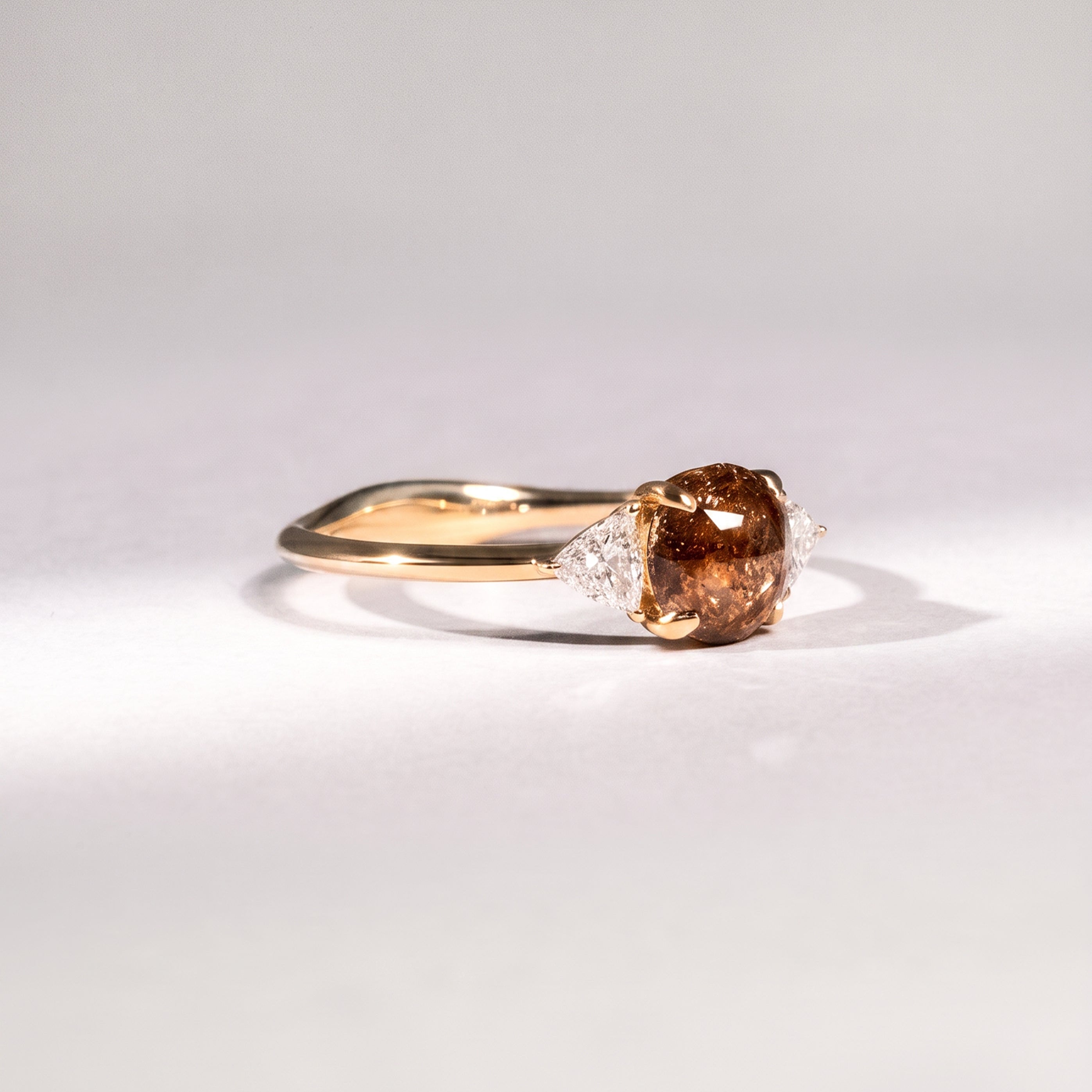Diamantring aus 18 Karat Gelbgold mit braunem Diamant und Trilliant-Diamanten