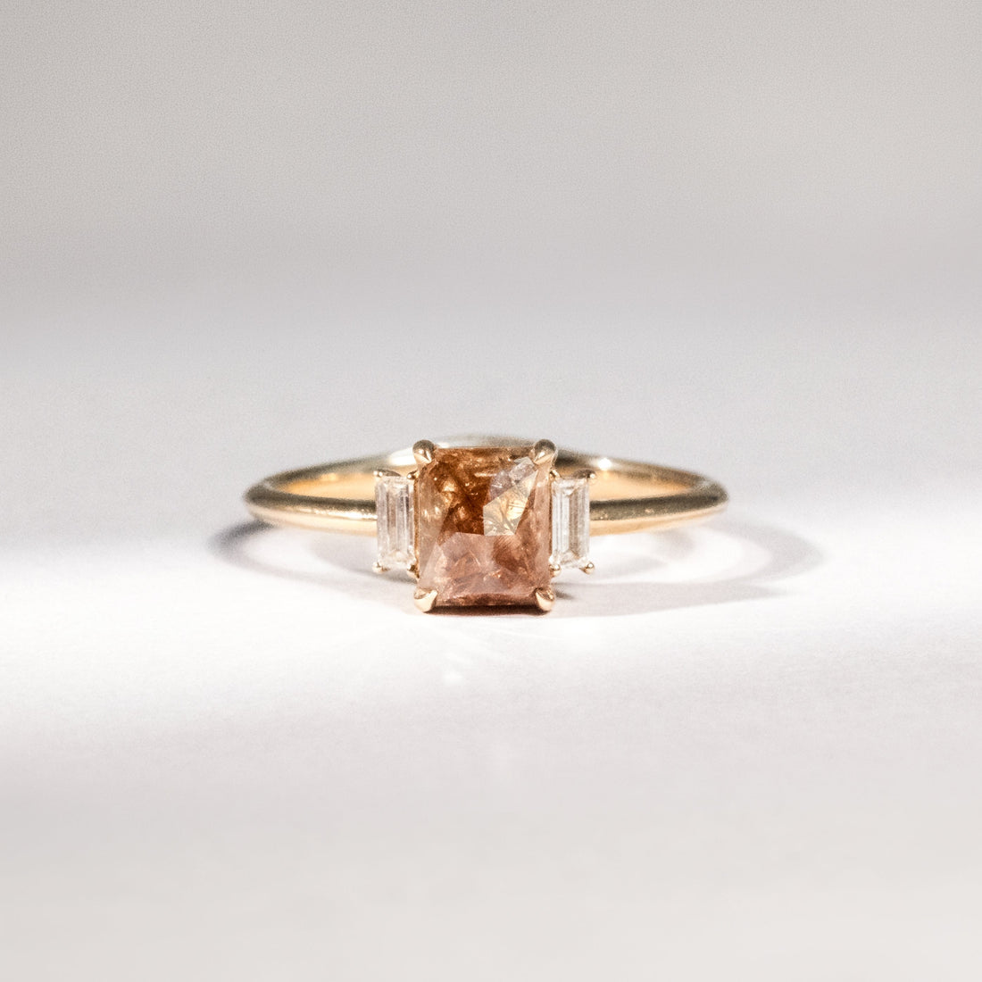 Diamantring aus 18 Karat Gelbgold mit braunem Diamant, Baguette-Diamanten