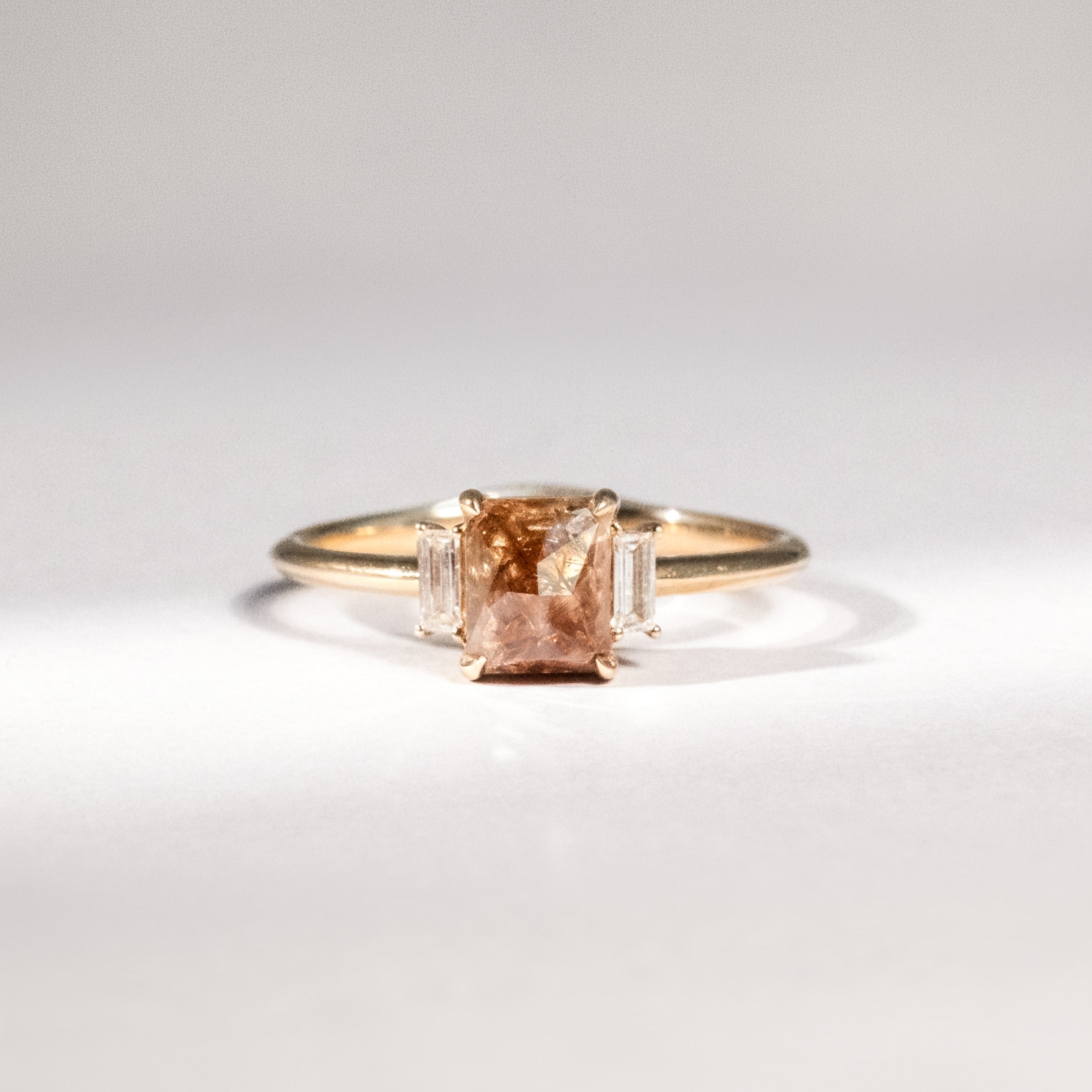 Diamantring aus 18 Karat Gelbgold mit braunem Diamant, Baguette-Diamanten
