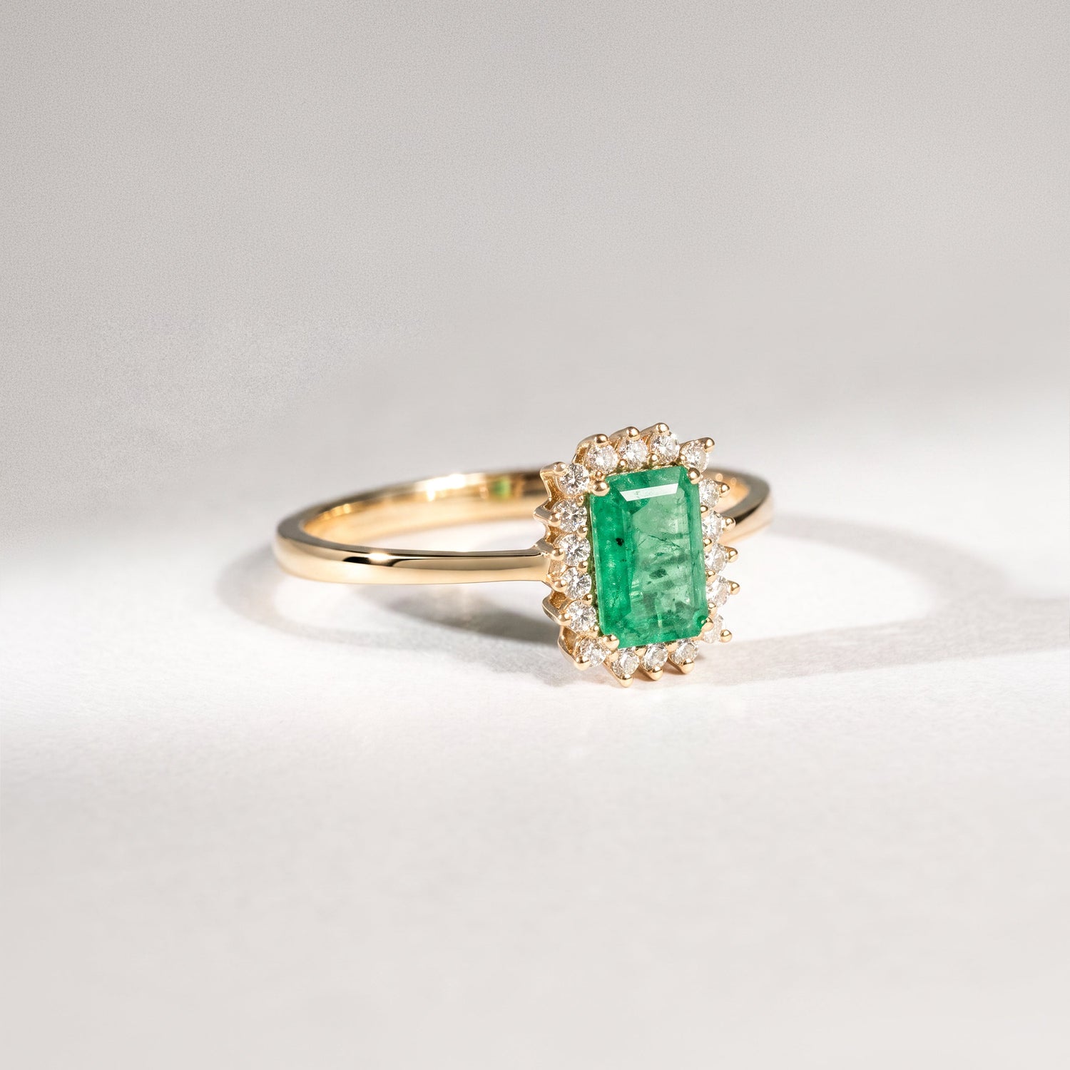 Halo Ring aus 18 Karat Gelbgold mit Smaragd, 18 Diamanten