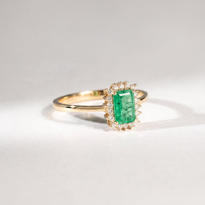 Halo Ring aus 18 Karat Gelbgold mit Smaragd, 18 Diamanten