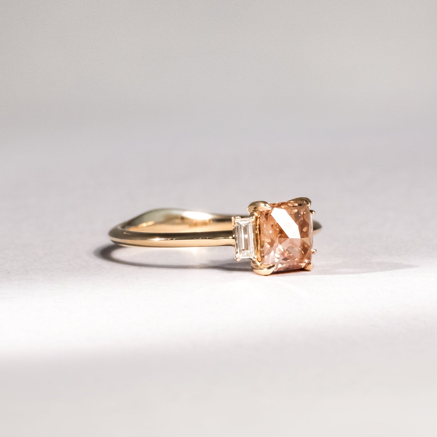 Diamantring aus 18 Karat Gelbgold mit braunem Diamant, Baguette-Diamanten