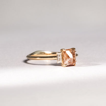 Diamantring aus 18 Karat Gelbgold mit braunem Diamant, Baguette-Diamanten