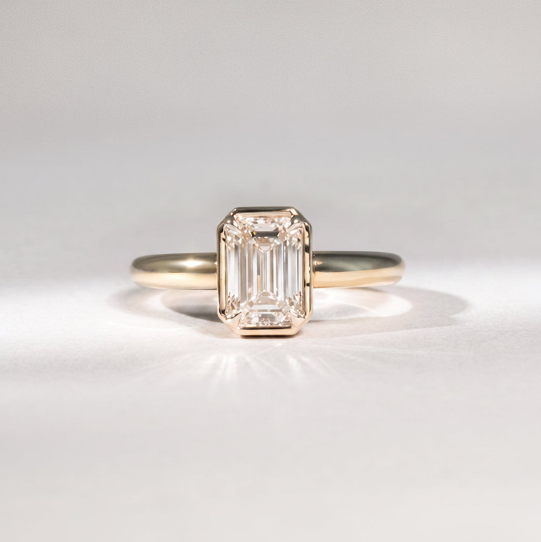 Emerald Cut Diamantring in Zargenfassung