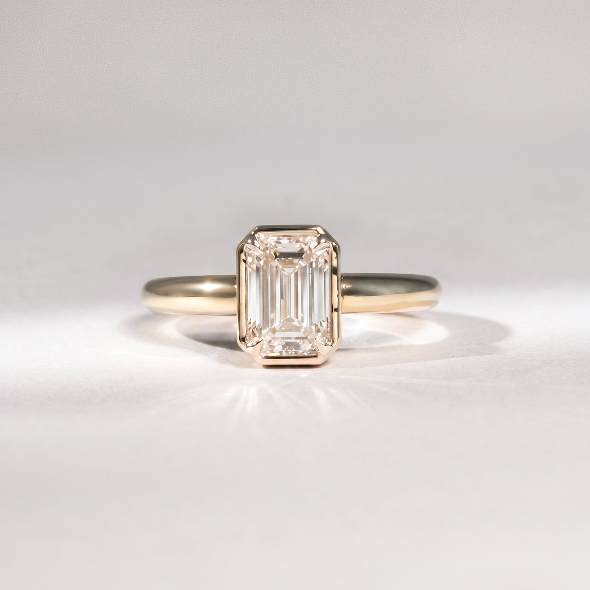 Emerald Cut Diamantring in Zargenfassung