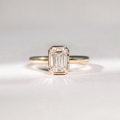 Emerald Cut Diamantring in Zargenfassung
