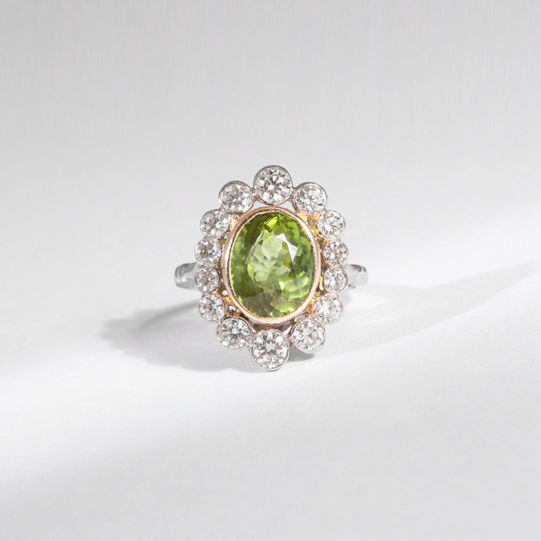 Vintage Art Déco Ring Peridot & 2 ct Naturdiamanten | Platin & 18K Gold