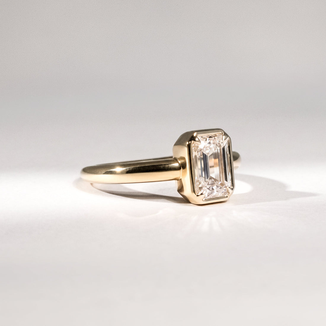Emerald Cut Diamantring in Zargenfassung