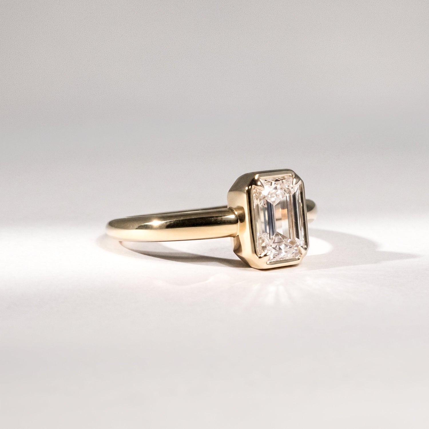 Emerald Cut Diamantring in Zargenfassung