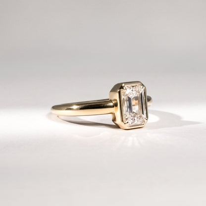 Emerald Cut Diamantring in Zargenfassung