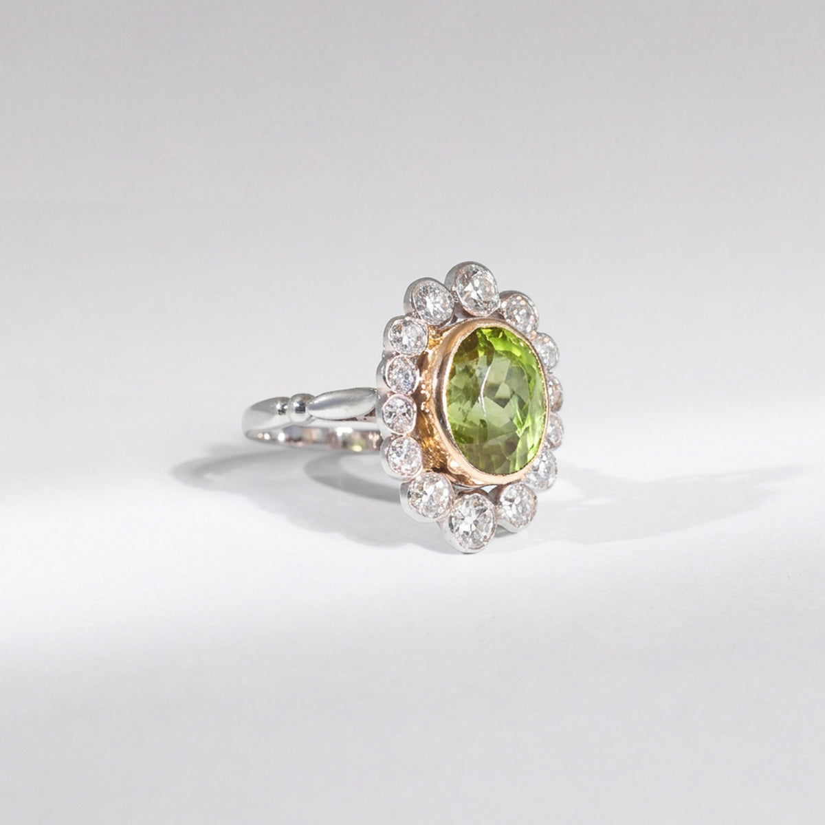 Vintage Art Déco Ring Peridot &amp; 2 ct Naturdiamanten | Platin &amp; 18K Gold