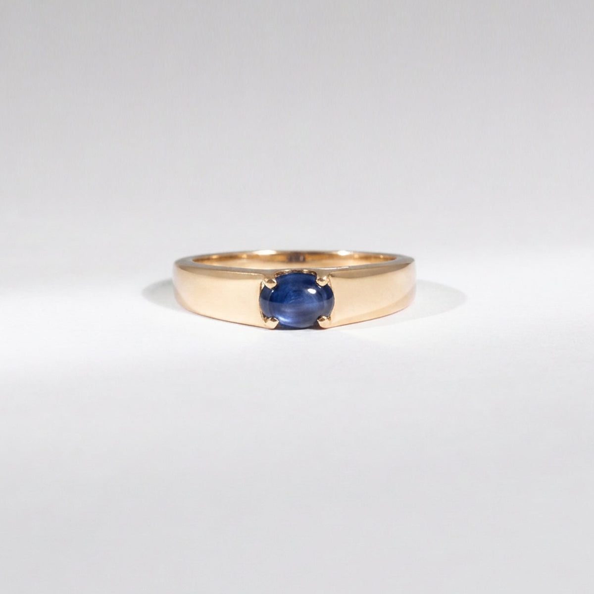 Vintage Saphir Ring – Ovaler Cabochon Saphir | 9K Gelbgold