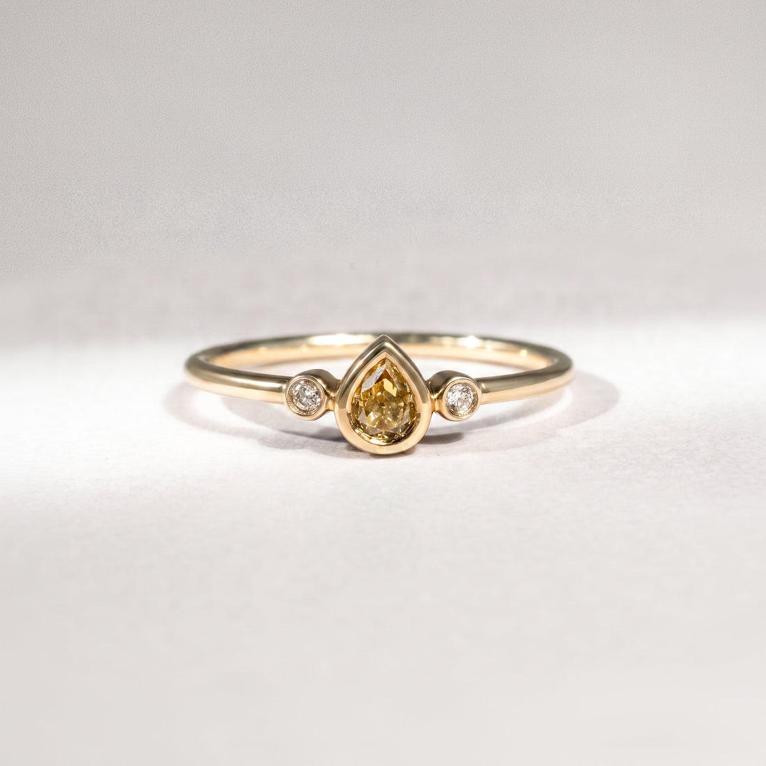Diamantring aus 18 Karat Gelbgold mit gelbem Tropfen-Diamant, Brillanten