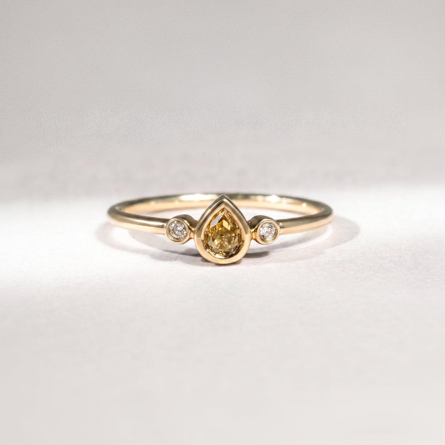 Diamantring aus 18 Karat Gelbgold mit gelbem Tropfen-Diamant, Brillanten