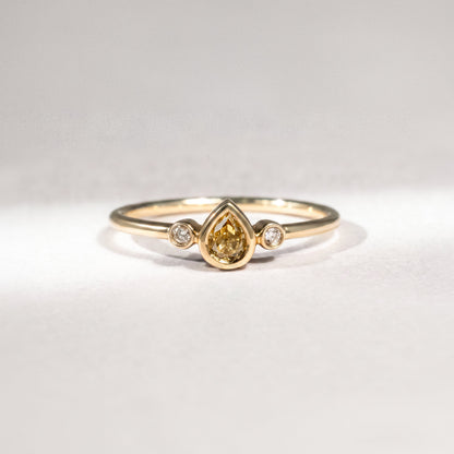Diamantring aus 18 Karat Gelbgold mit gelbem Tropfen-Diamant, Brillanten