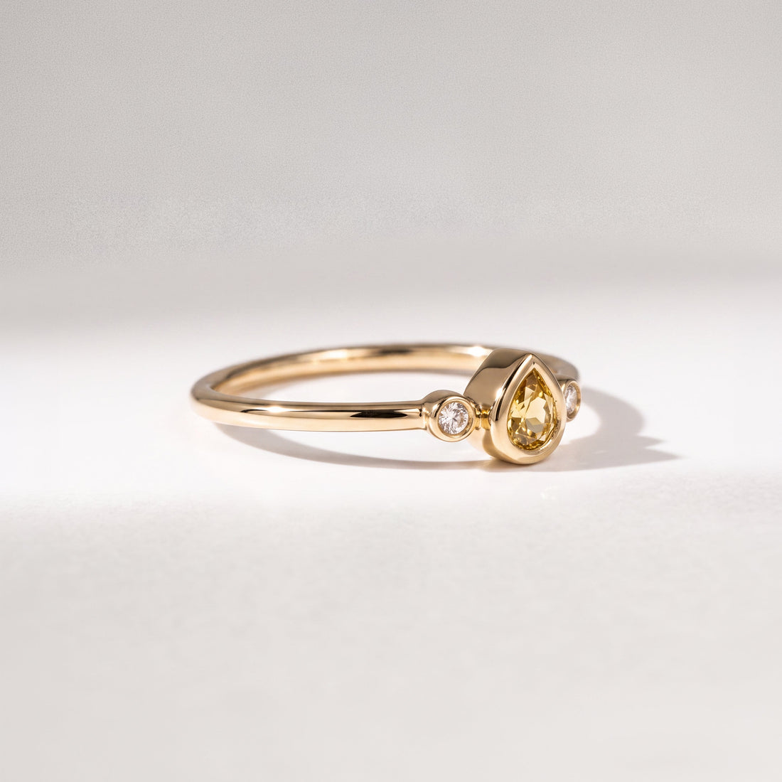 Diamantring aus 18 Karat Gelbgold mit gelbem Tropfen-Diamant, Brillanten