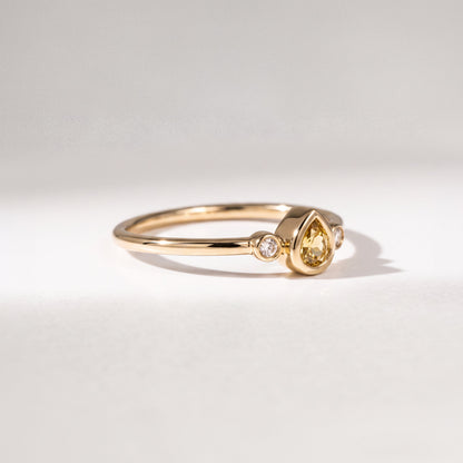 Diamantring aus 18 Karat Gelbgold mit gelbem Tropfen-Diamant, Brillanten