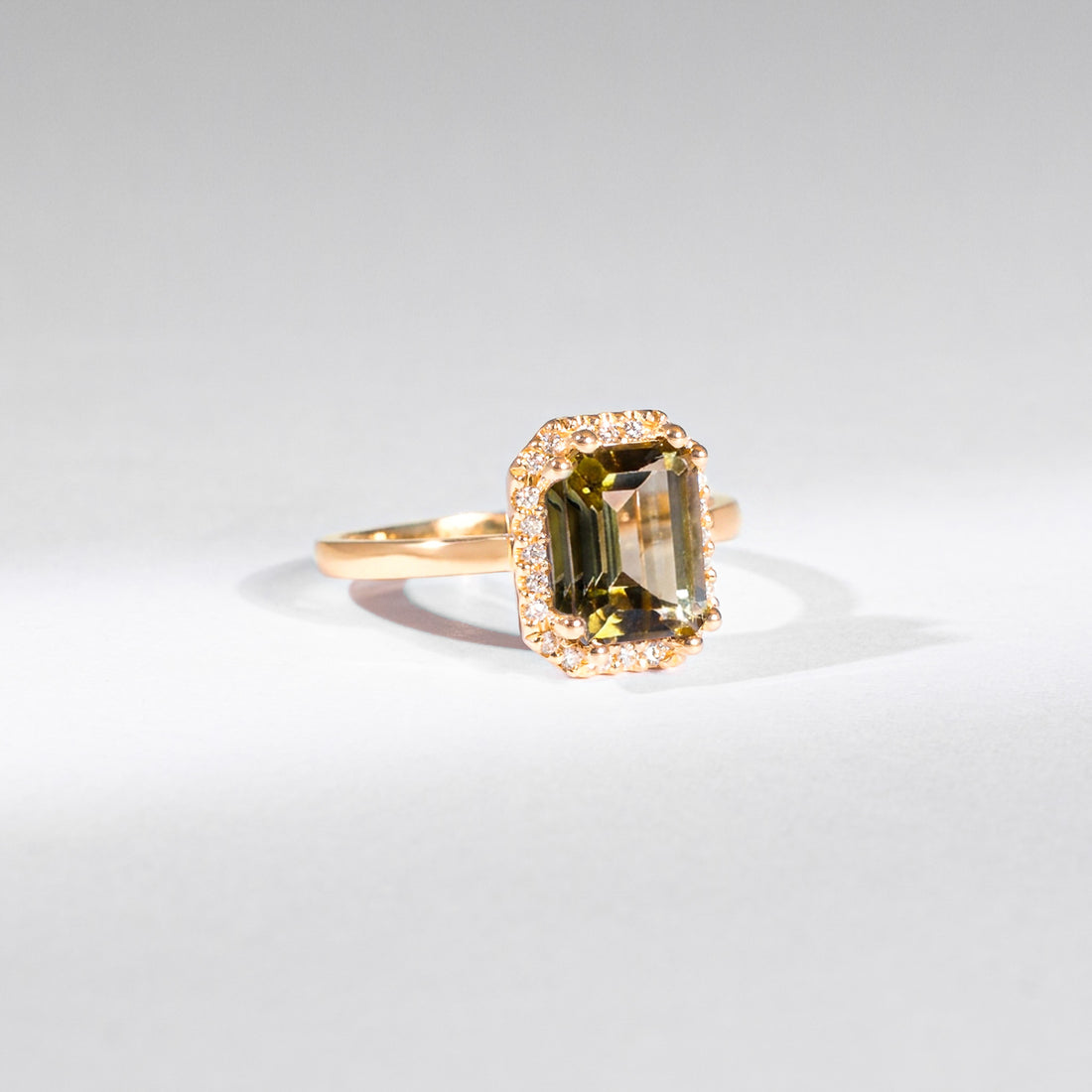 Re-Edition by gluecksgriff – 2 ct Emerald Cut wood green Turmalin & Naturdiamanten | 14K Gold