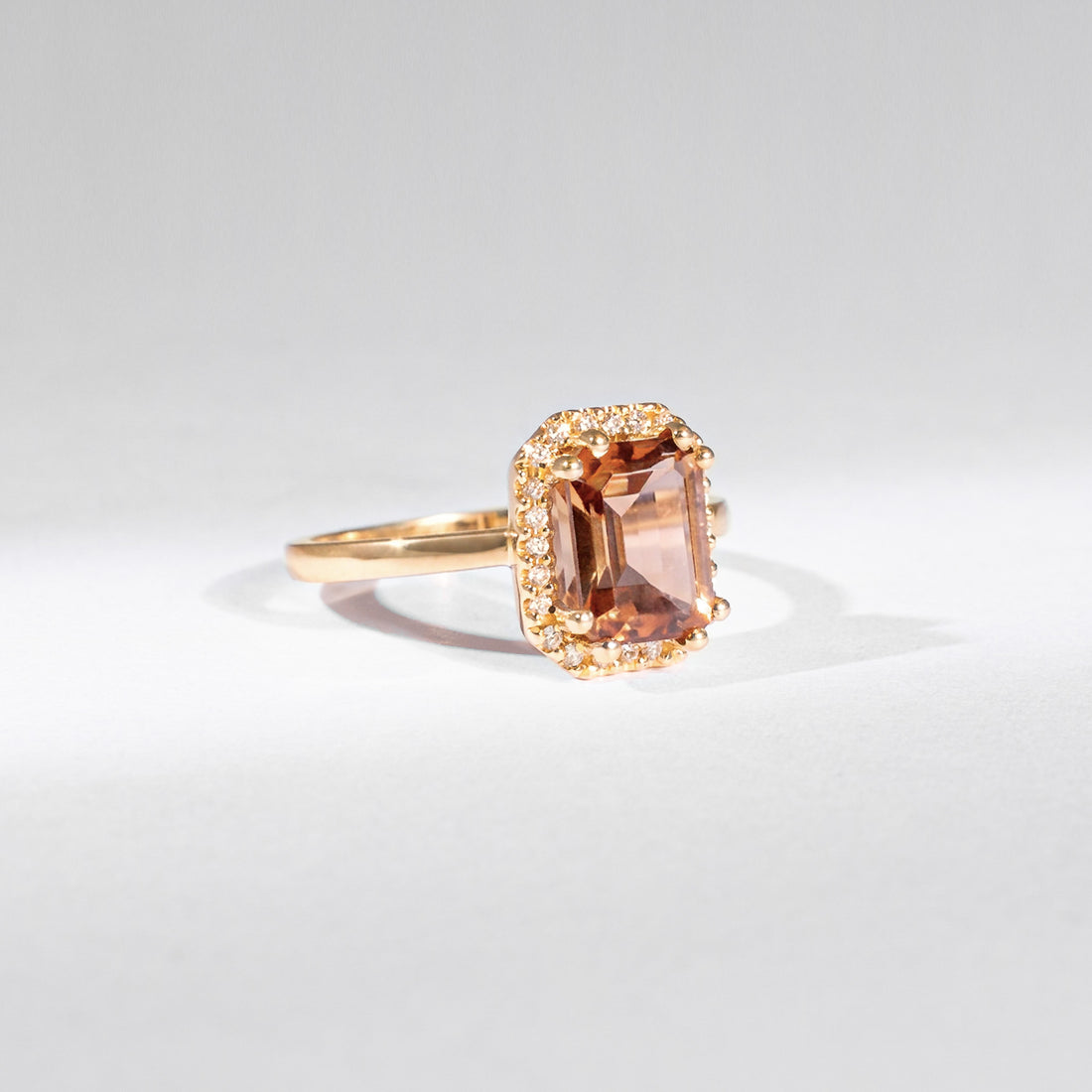 Re-Edition by gluecksgriff – 2 ct Emerald Cut beige-rosa Turmalin & Naturdiamanten | 14K Gold