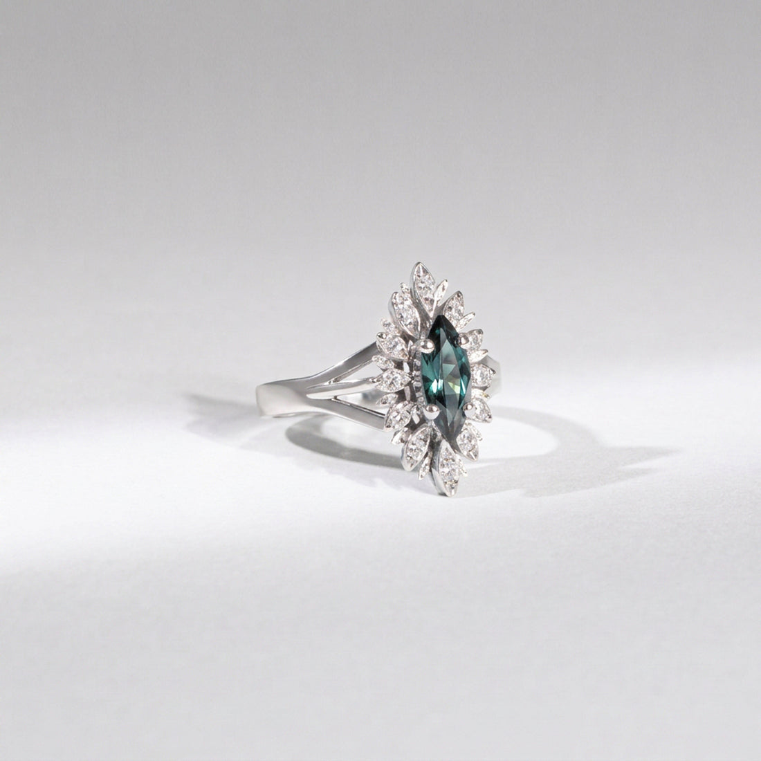 Vintage Saphir Ring „Mystic Blue“ – 18K Weißgold & Rosenschliff-Diamanten