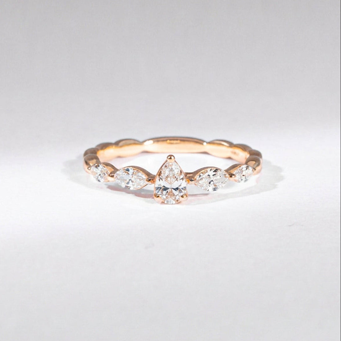 Unikat Verlobungsring – 18K Gelbgold mit Tropfen- & Navette-Diamanten