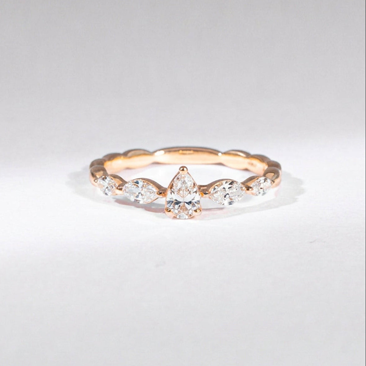 Unikat Verlobungsring – 18K Gelbgold mit Tropfen- &amp; Navette-Diamanten