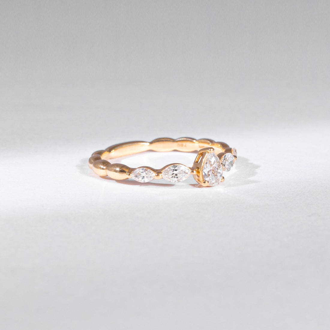 Unikat Verlobungsring – 18K Gelbgold mit Tropfen- & Navette-Diamanten