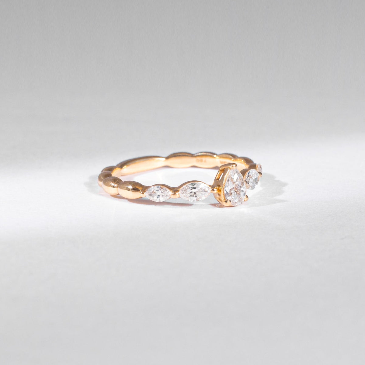 Unikat Verlobungsring – 18K Gelbgold mit Tropfen- &amp; Navette-Diamanten