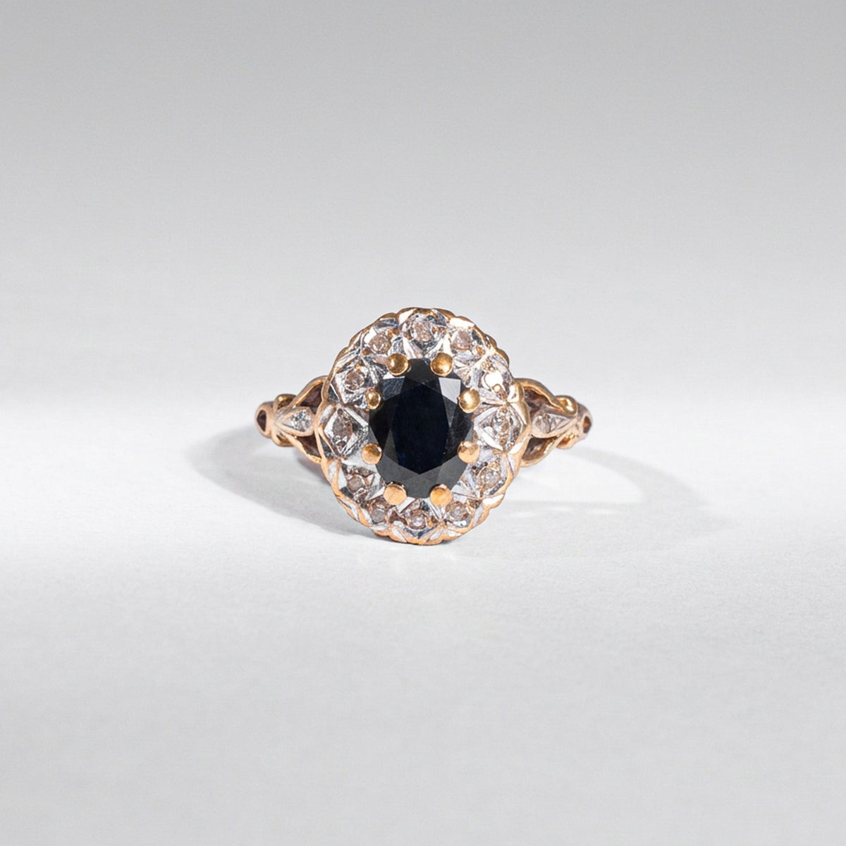 Vintage Art Déco Saphir Ring – 9K Gelbgold &amp; Naturdiamanten