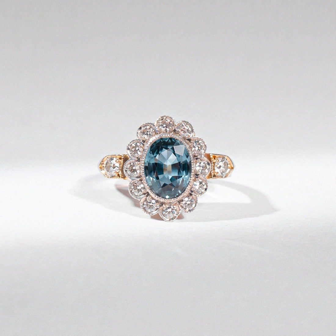 Art Déco Saphir Ring „Ocean Blue“ – 14K Gelbgold & Rosenschliff-Diamanten