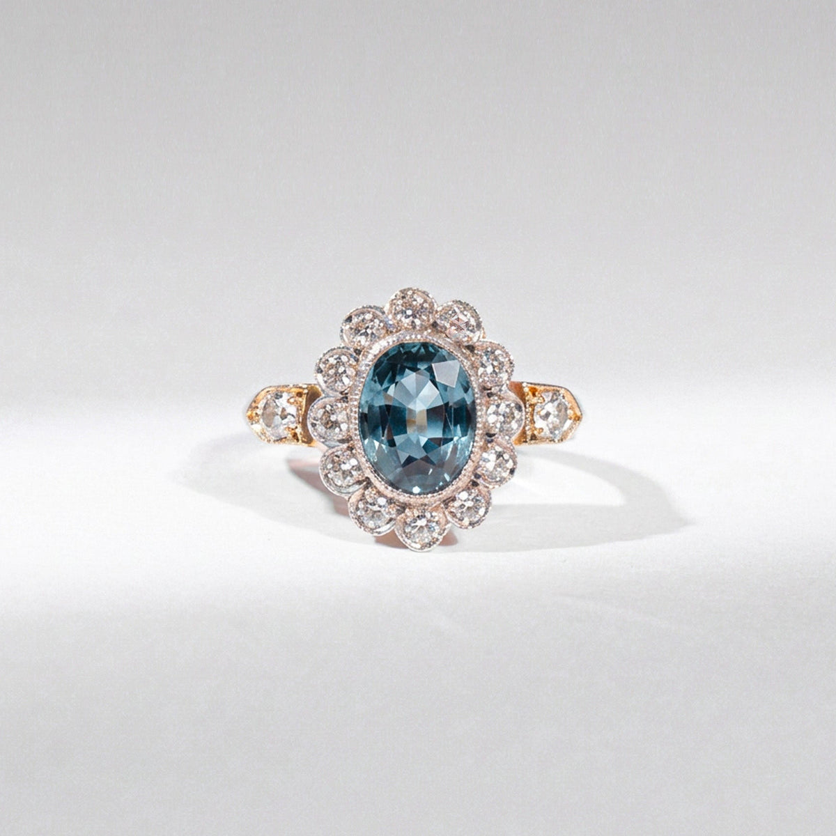 Art Déco Saphir Ring „Ocean Blue“ – 14K Gelbgold &amp; Rosenschliff-Diamanten