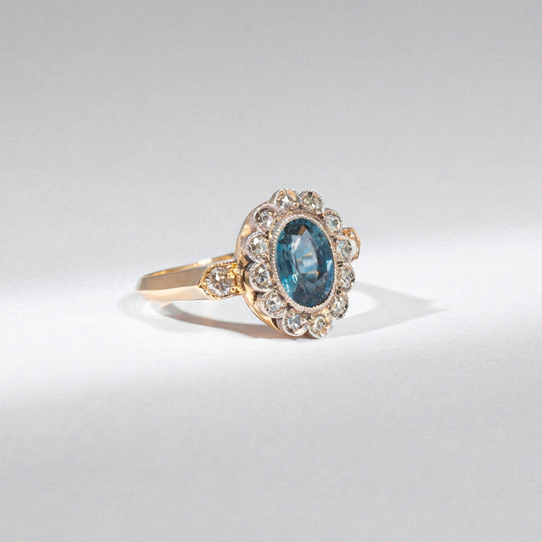 Art Déco Saphir Ring „Ocean Blue“ – 14K Gelbgold & Rosenschliff-Diamanten